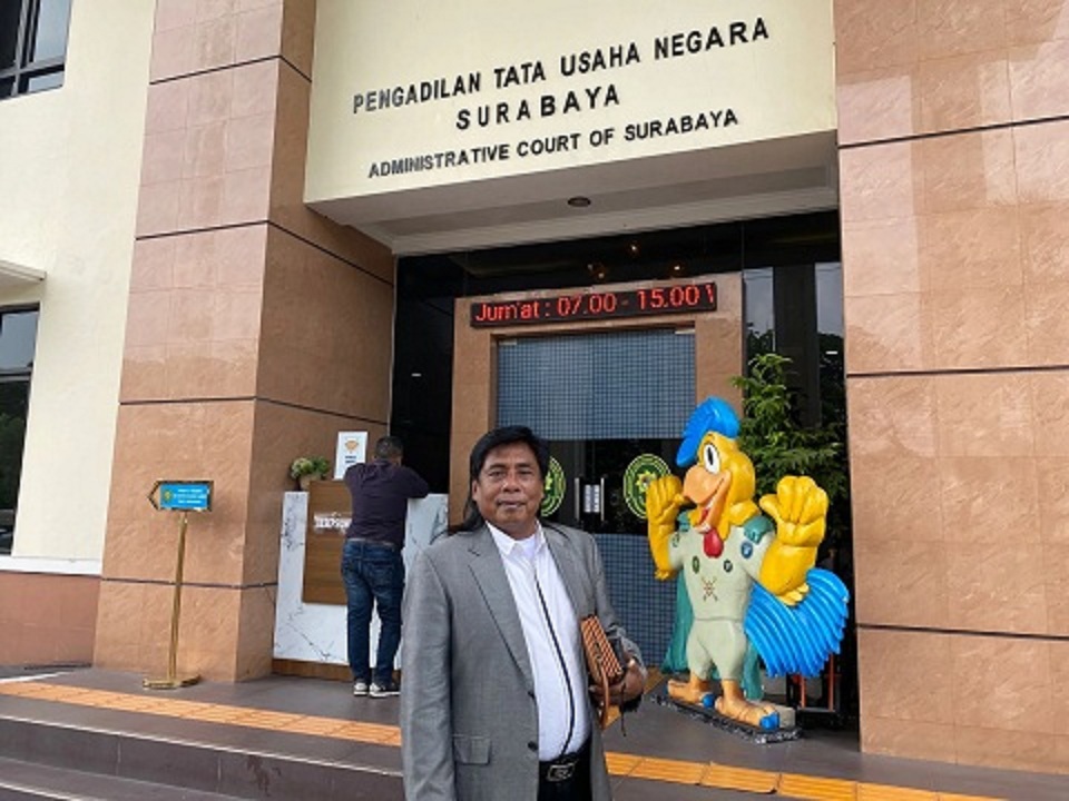 MENGGUGAT: Kuasa hukum penggugat Achmad Chairul Farid dalam sidang gugatan, di PTUN Surabaya, Rabu (18/6).