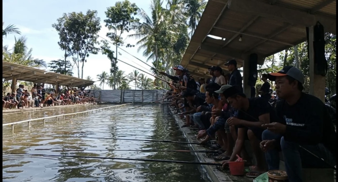 SERU: Sejumlah pemuda saat asik memancing ikan lele milik Bumdes Kasemek. (FAQIH HUMAINI/RADAR IJEN)