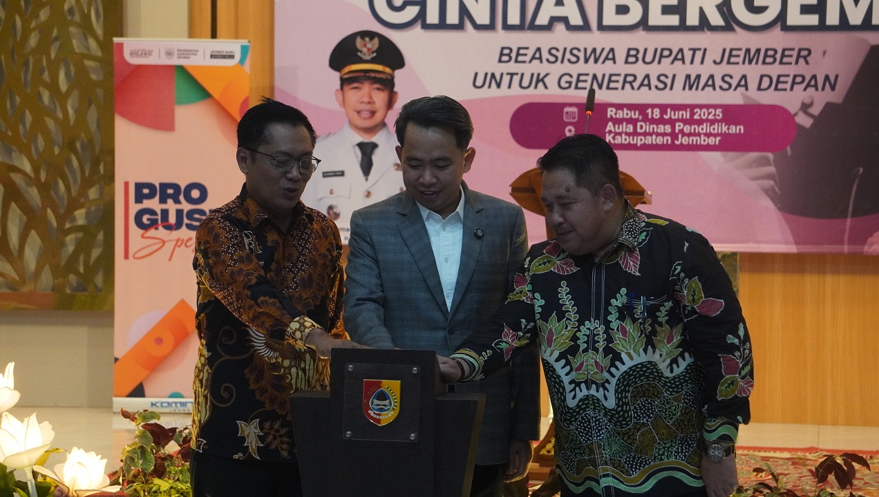 RESMI: Bupati Jember Muhammad Fawait bersama Kepala Dispendik Jember Hadi Mulyono melaunching Program Beasiswa Cinta Bergema, di Kantor Dispendik Jember, Rabu (19/6) malam.