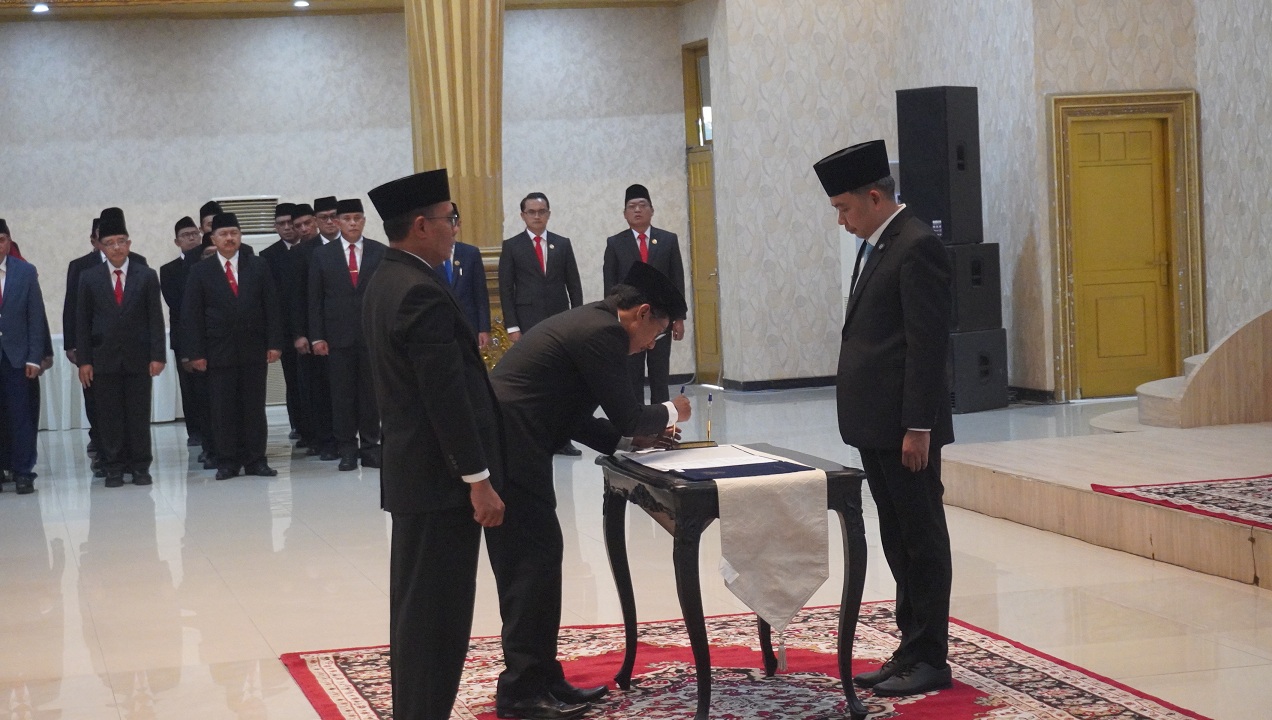GULIRKAN MUTASI: Bupati Muhammad Fawait melantik pejabat eselon II, di Pendopo Wahyawibawagraha Jember, Kamis sore (19/6/2025).