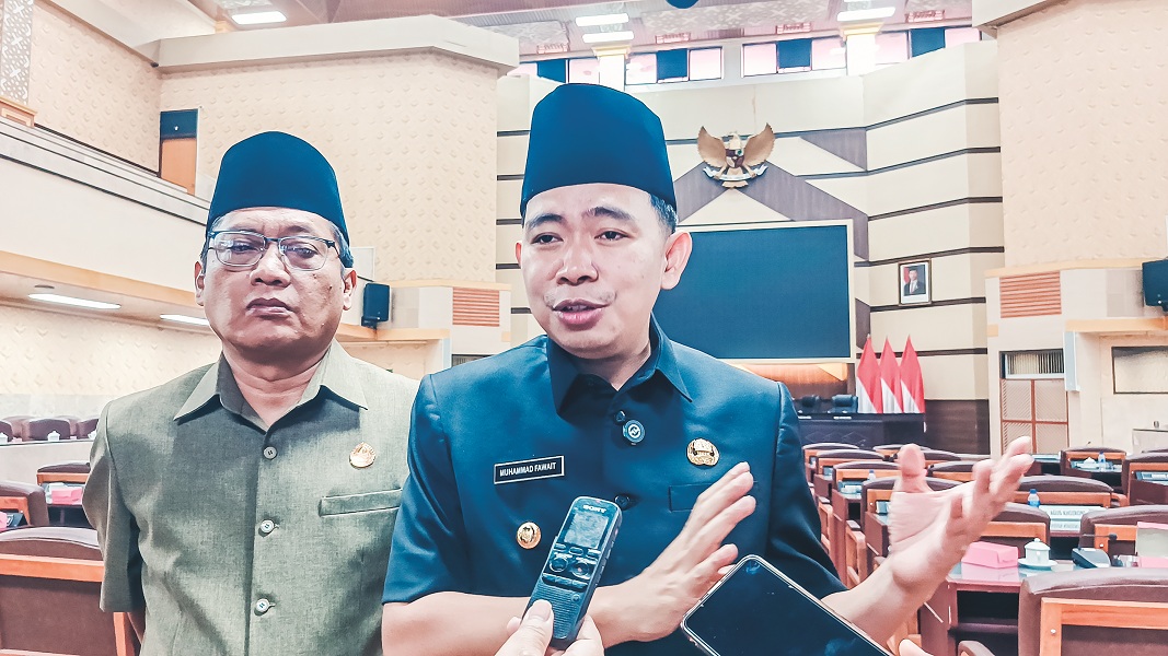 JUMPA PERS: Bupati Jember Muhammad Fawait seusai memberikan paparan dalam paripurna pembahasan Raperda LPP APBD 2024, di Gedung DPRD Jember, Kamis (19/6).