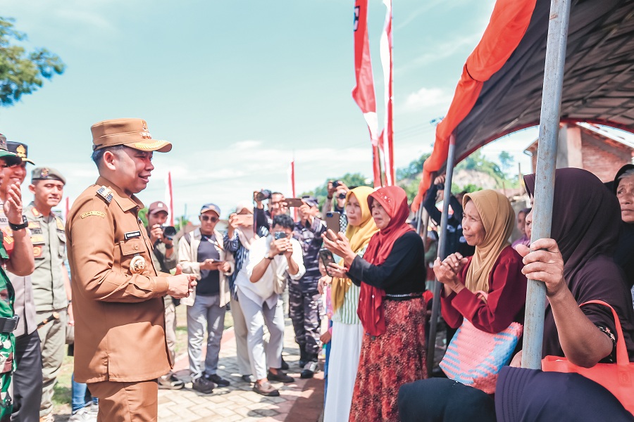 TERUS MENGABDI: Bupati Jember Muhammad Fawait menyapa warga di Desa Plalangan, Kecamatan Kalisat beberapa waktu lalu.