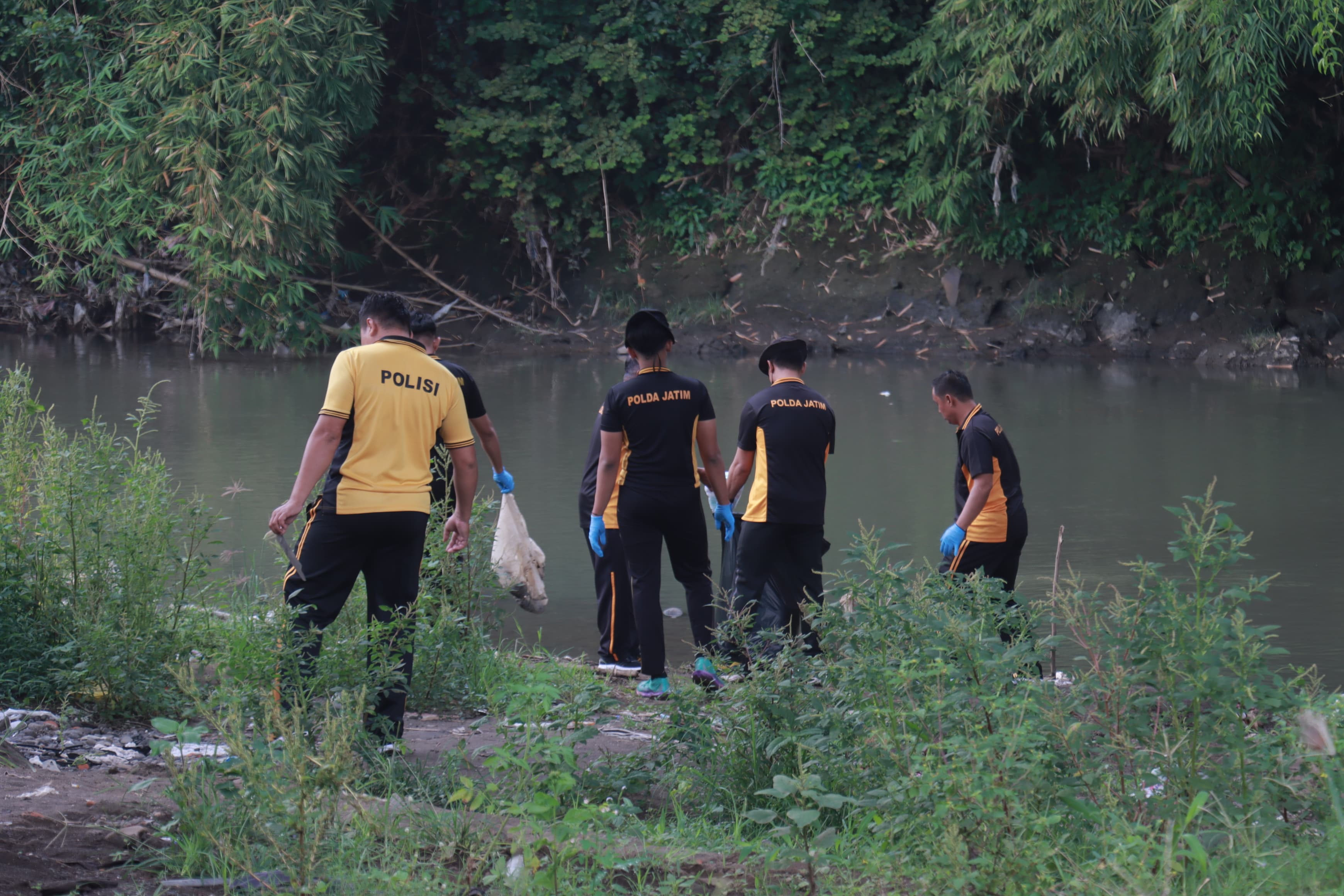 Polres Jember kerahkan personil terjun ke sungai bedadung untuk memungut sampah plastik, Jumat 20 Juni 2025