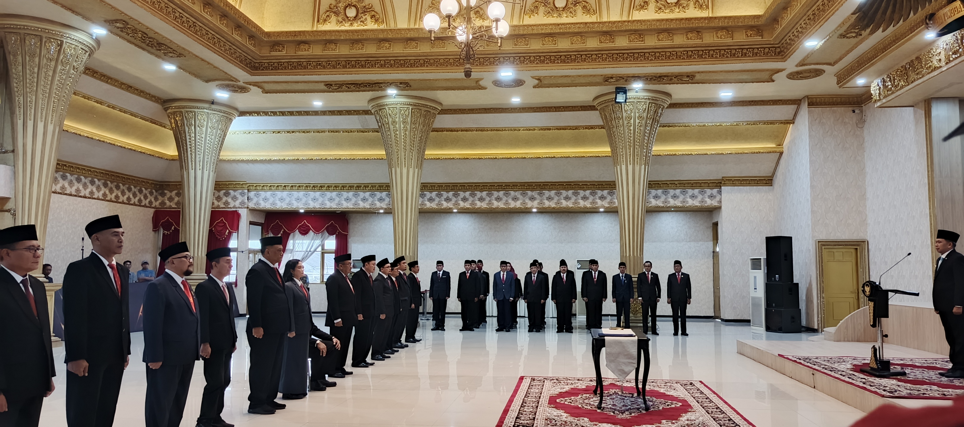 Bupati Fawait saat melantik pejabat eselon di Pendopo Wahyawibawagraha Jember, Kamis 19 Juni 2025. (Maulana/Radar Jember)