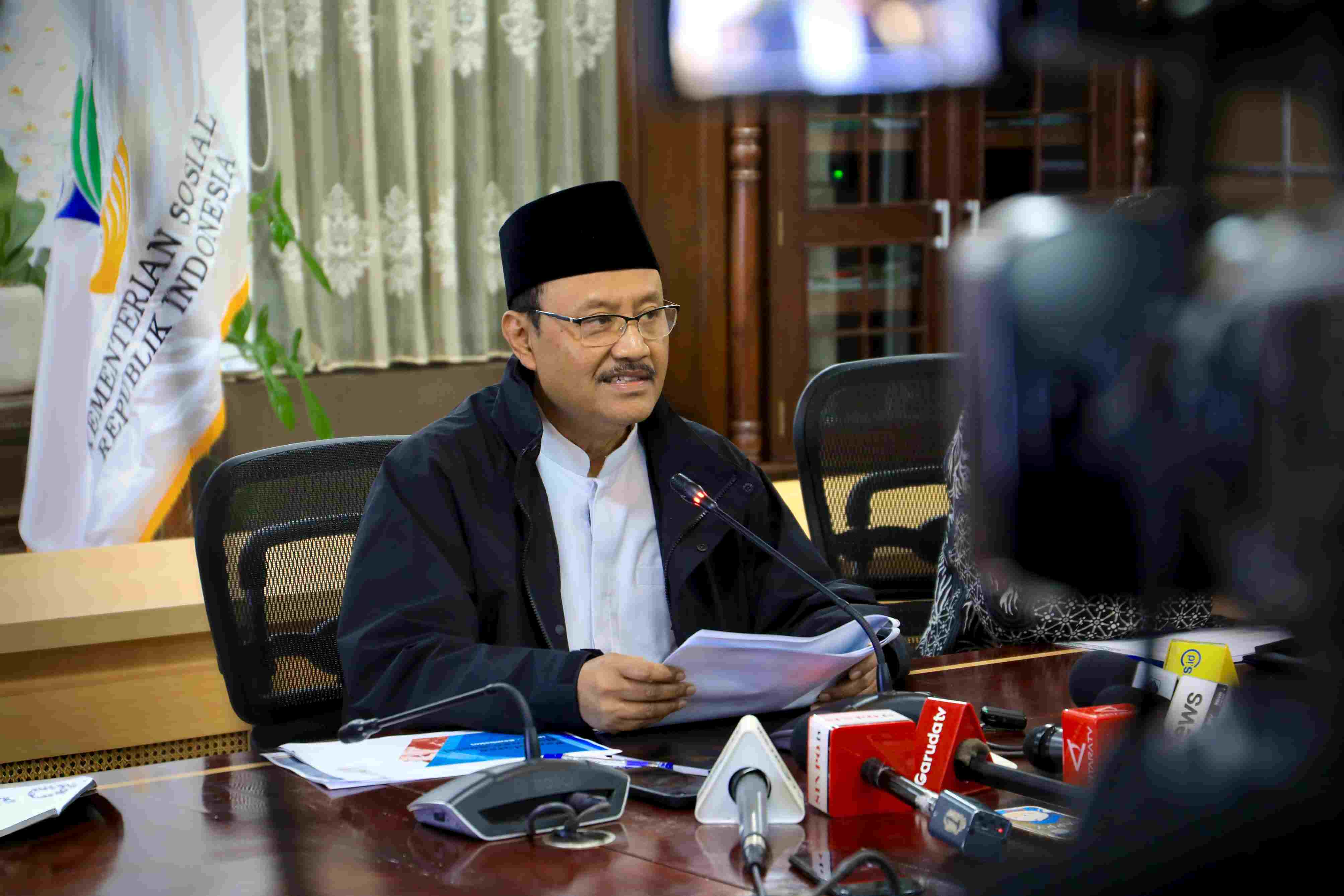 Menteri Sosial Gus Ipul dalam konferensi pers di Kantor Kemensos, Jakarta, Kamis (19/6/2025).