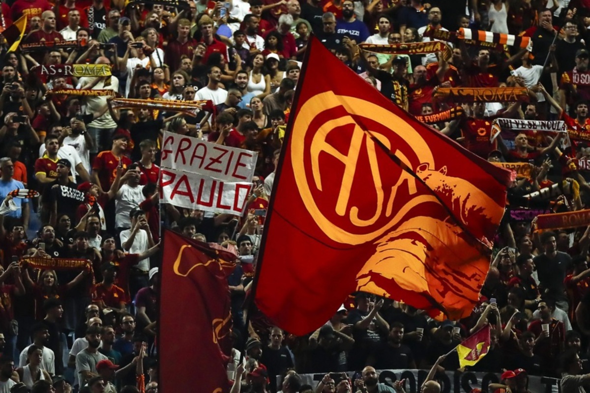 Ultras AS Roma yang biasa duduk di tribun Curva Sud Stadion Olimpico Roma