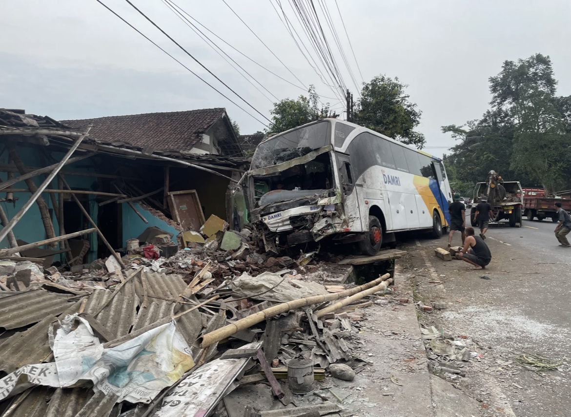 NYANGKUT: Proses evakuasi bus damri akibat laka kemarin, memakan waktu hingga berjam-jam. (ADE APRYANIS/RAME)