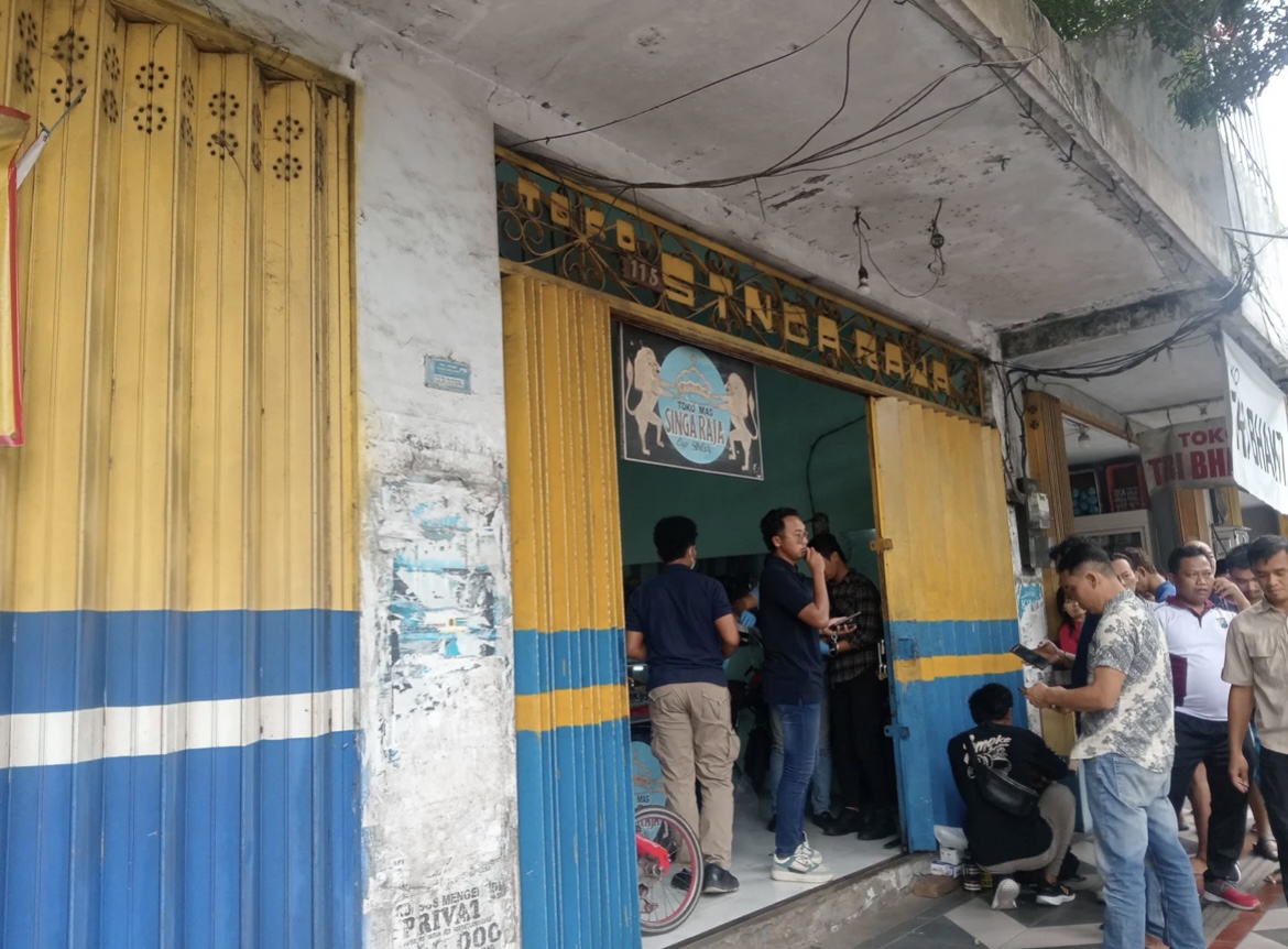 OLAH TKP: Sejumlah petugas kepolisian saat melakukan olah tempat kejadian perkara (TKP) di toko emas Singa Raja yang terletak di persimpangan Jalan PB Sudirman. (ATIEQSON MAR IQBAL/RAME)
