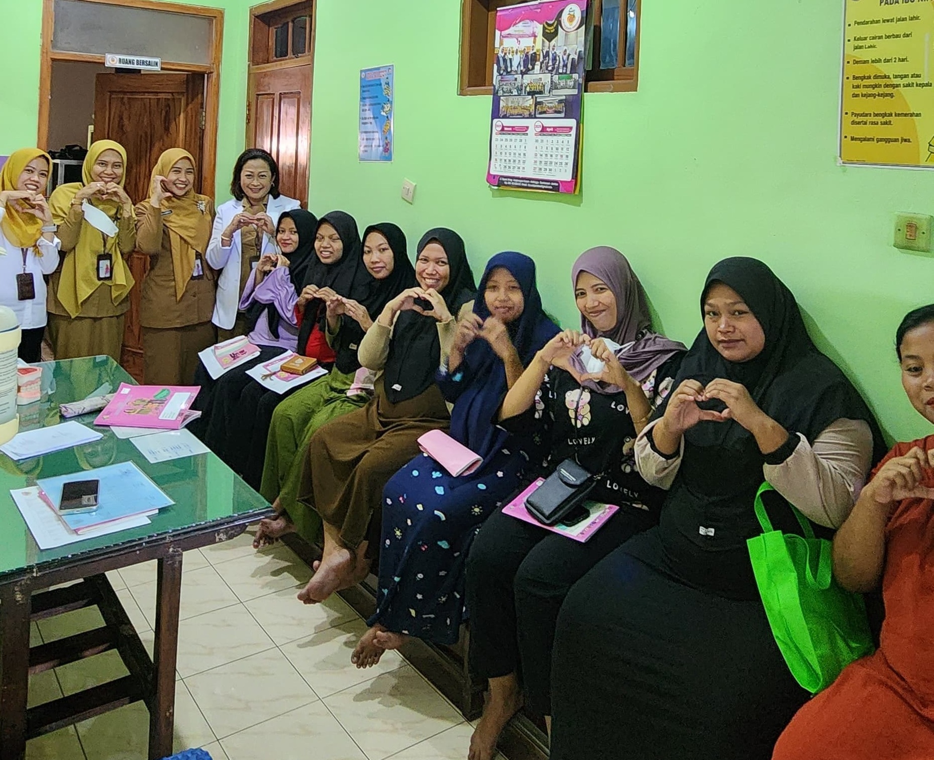 JEMPUT BOLA: Tim Sari Rapet Puskesmas Sumbersari kumpul bersama ibu hamil untuk melakukan pemeriksaan rutin di wilayah Sumbersari.