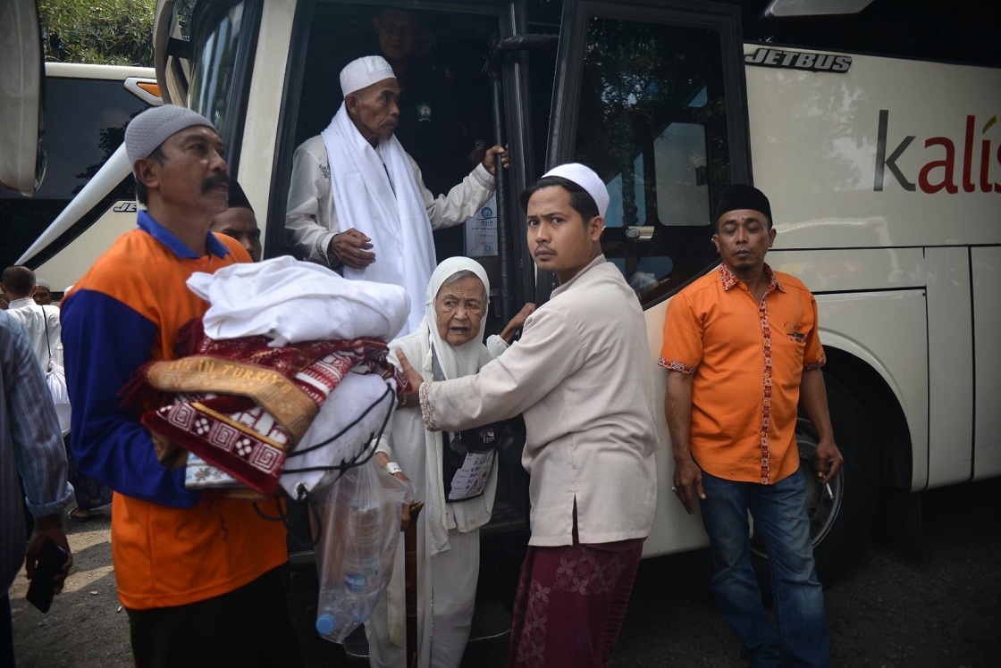 DISAMBUT: Jemaah haji disambut dan dijemput keluarganya setelah turun dari bus, di Pondok Pesantren Madinatul Ulum, Cangkring, Jenggawah, Sabtu (22/6).