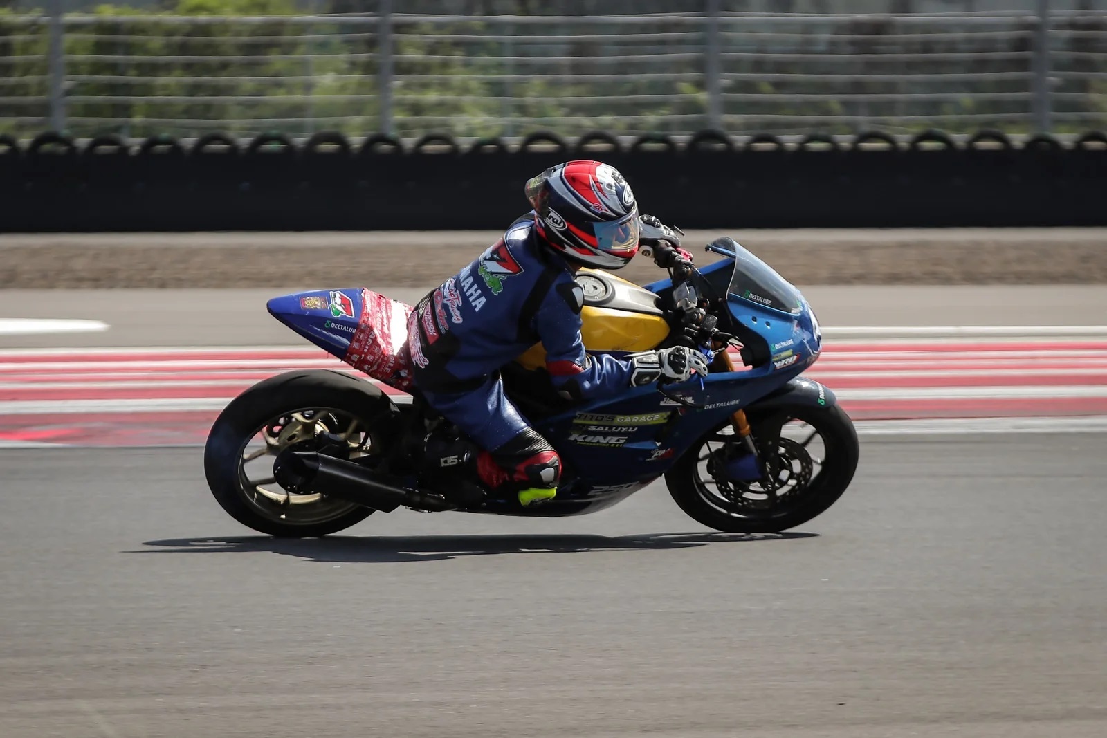 MELESAT: Pembalap muda Jember&nbsp;Ahmad Mushoddiq Hadafi (Biru) jalani sesi free practice, kemarin (20/6) jelang race satu Kejurnas Pertamina Mandalika Racing Series 2025