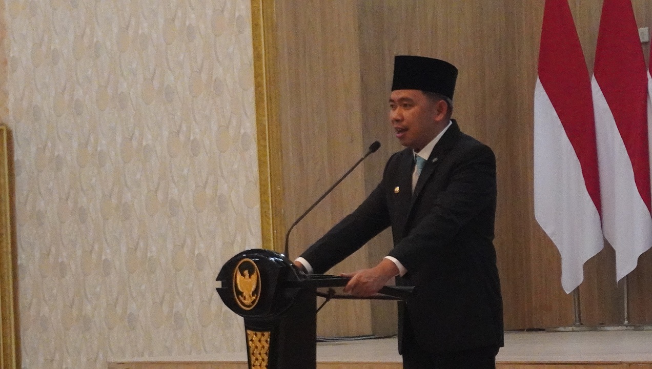 DUKUNG KINERJA BIROKRAT: Bupati Jember Muhammad Fawait saat melantik 20 pejabat eselon di Pendapa Wahyawibawagraha (19/6/2025).