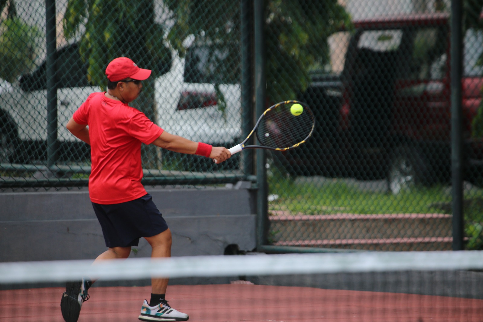 Prof Soetriono, Guru Besar Faperta Unej, beratih tenis di Jember.