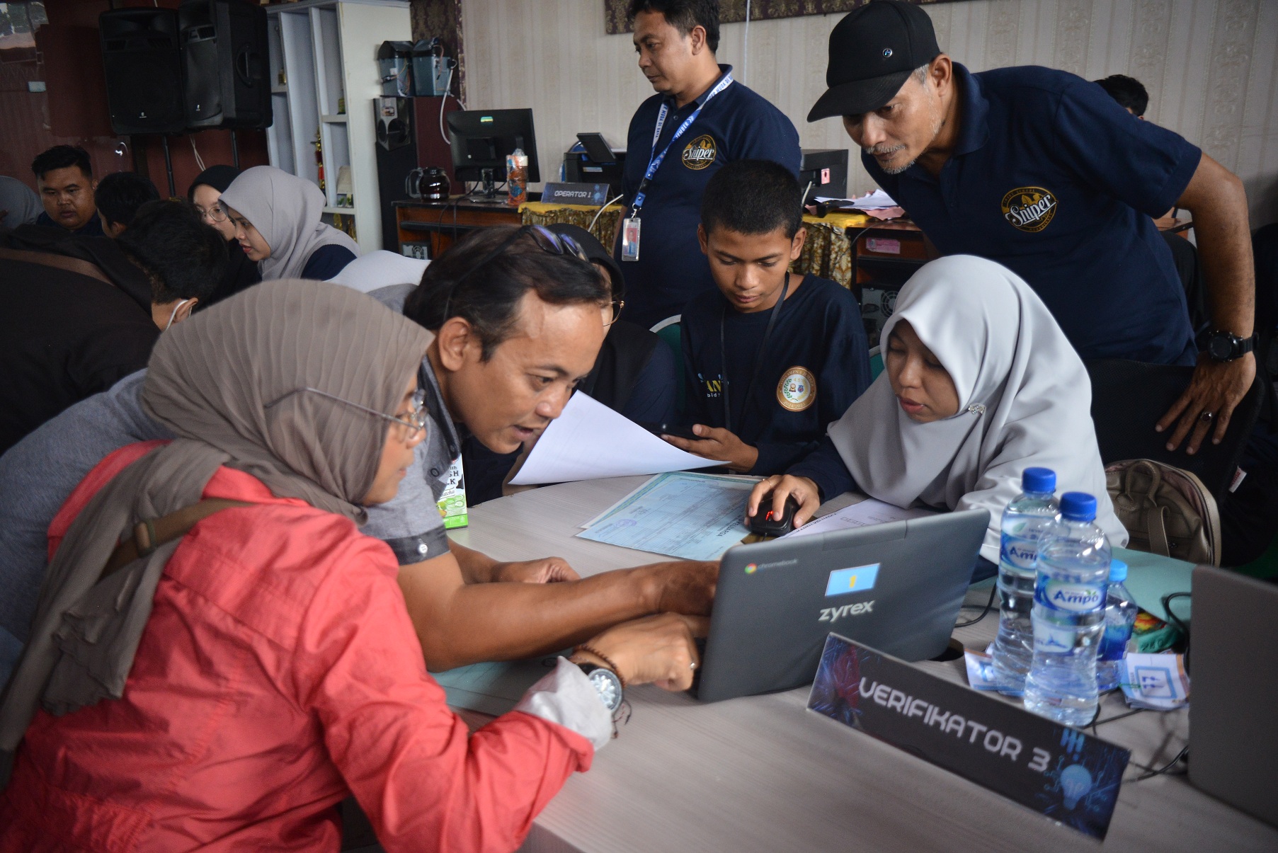 PADAT PENDAFTAR: Operator penerimaan murid baru di SMPN 4 Jember melayani pendaftar jalur domisili, kemarin (23/6/2025).
