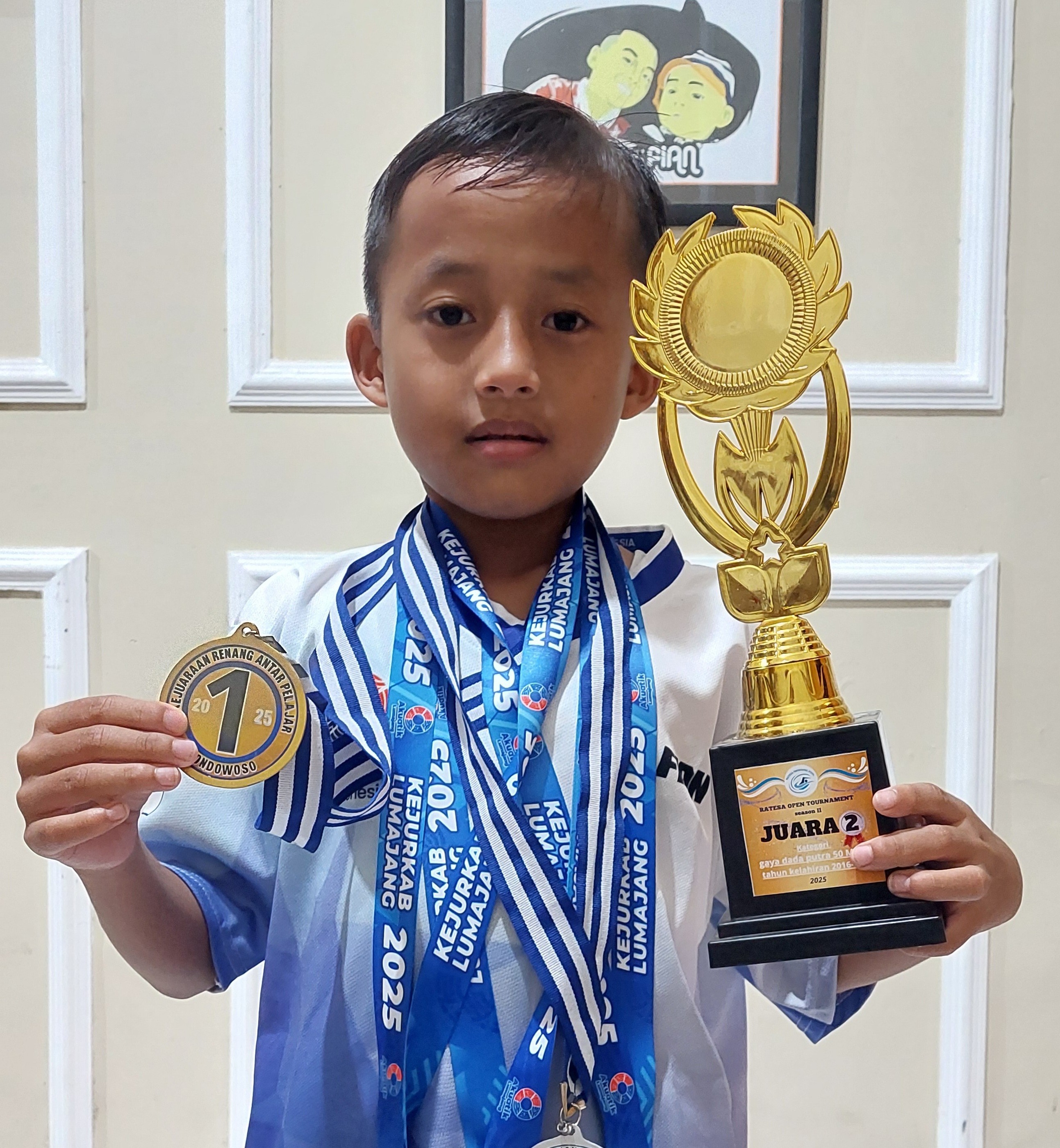 PAMER MEDALI: Muhammad Hafiizh Arfiansyah, menunjukkan medali dalam kejuaraan renang.