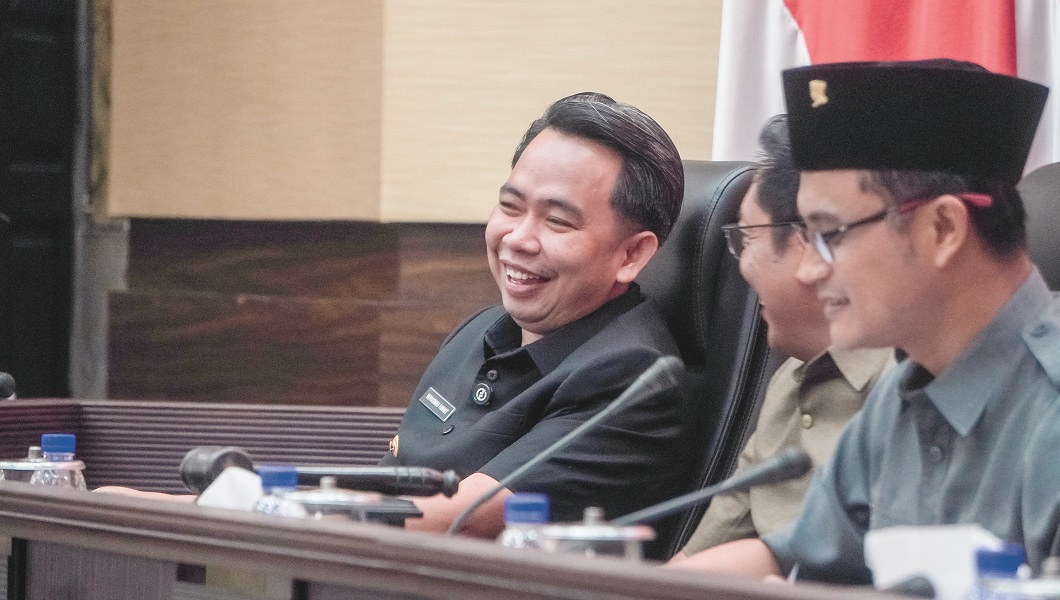 SAMPAIKAN JAWABAN: Bupati Jember Gus Fawait berbincang dengan pimpinan DPRD Jember di sela-sela paripurna, Senin (23/6/2025).