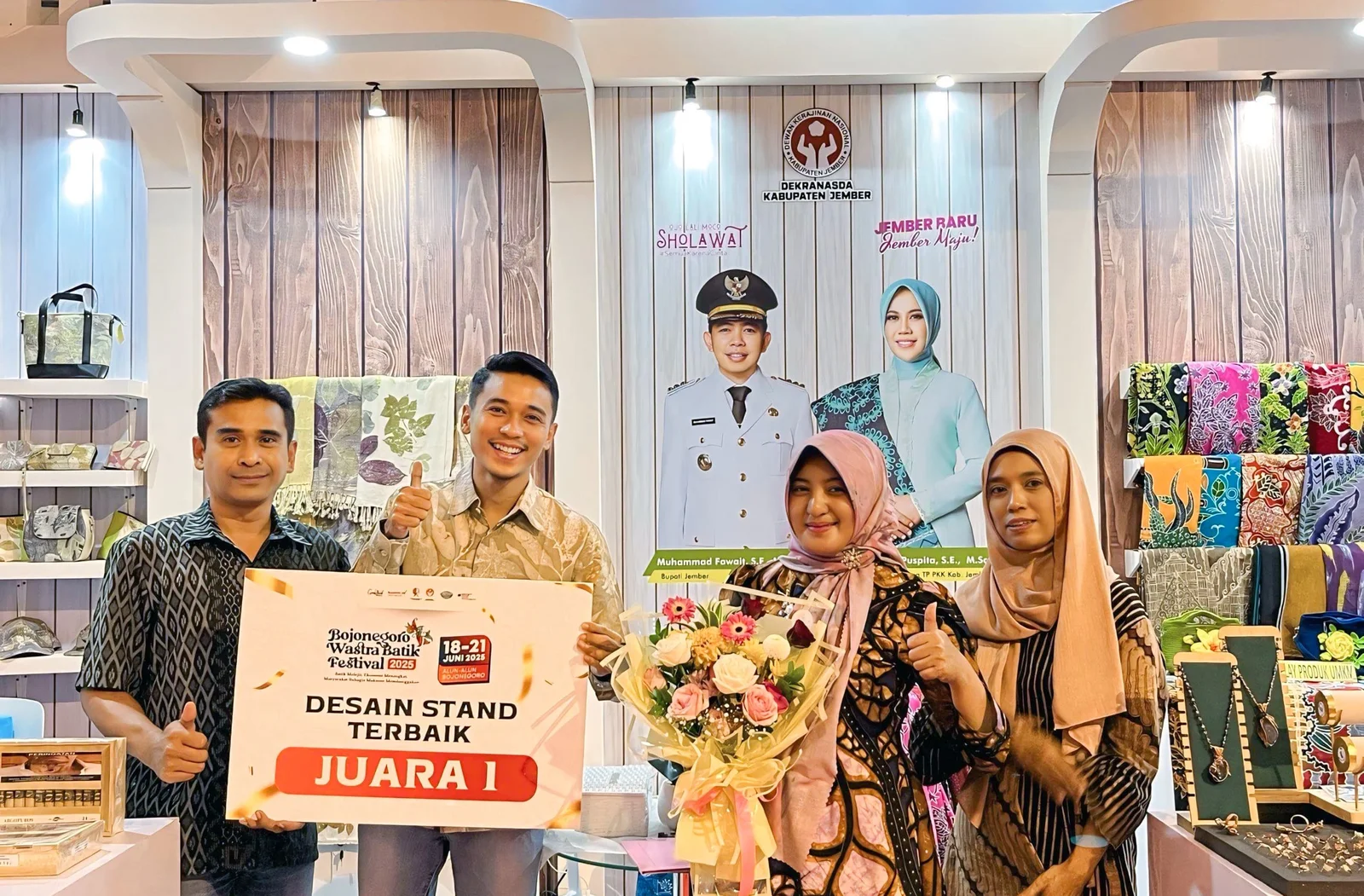 TERBAIK: Stand pameran Jember saat mengikuti pameran Bojonegoro Wastra Batik Festival, Sabtu (21/6). (KOMINFO JEMBER)