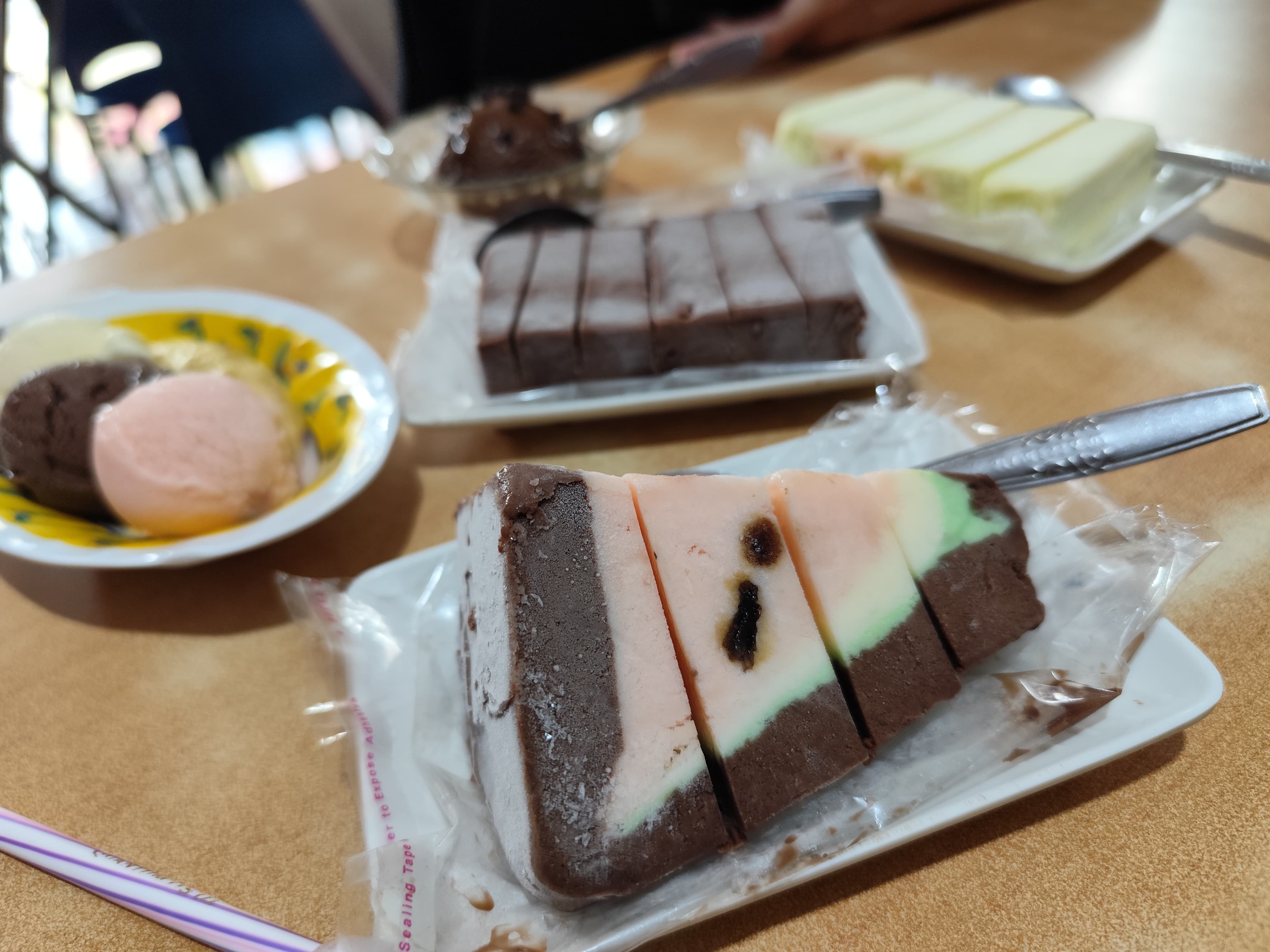 BIKIN NGILER: Berbagai menu Es Krim Domino varian es krim batang yang merupakan menu klasik sejak orde lama. (MEGA SILVIA/RADAR JEMBER)