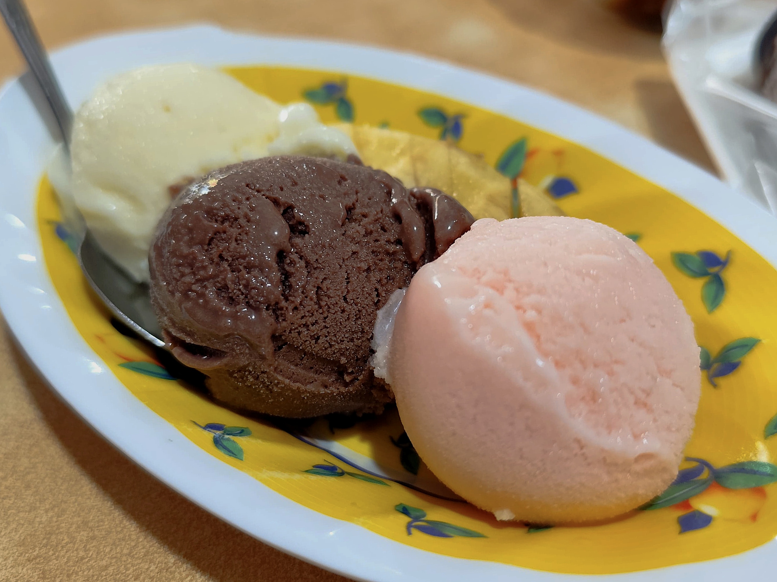 BATASI KONSUMSI: Es krim varian banana split yang dijual di Cafe and Ice Cream Domino Jalan Sultan Agung, Kepatihan, Kaliwates, Jember. (MEGA SILVIA/RADAR JEMBER)
