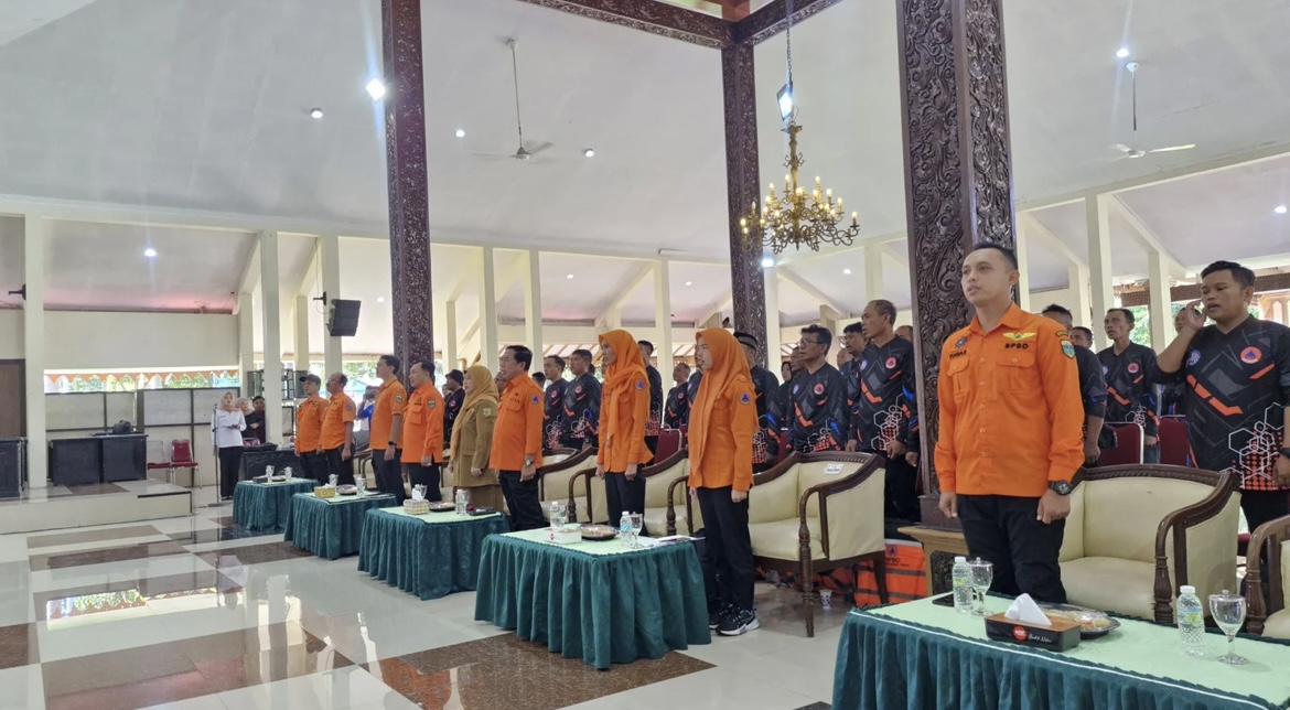DIBENTUK: Petugas saat melakukan kegiatan pelatihan Jitupasna, kemarin (23/6).(FAQIH HUMAINI/RADAR IJEN)