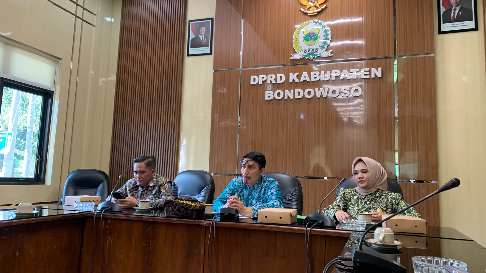 CARI SOLUSI: Abdul Majid, Sekretaris Komisi 4 DPRD Bondowoso memimpin hearing bersama perwakilan waga Pekalangan, beberapa hari lalu. (ILHAM/RJ)