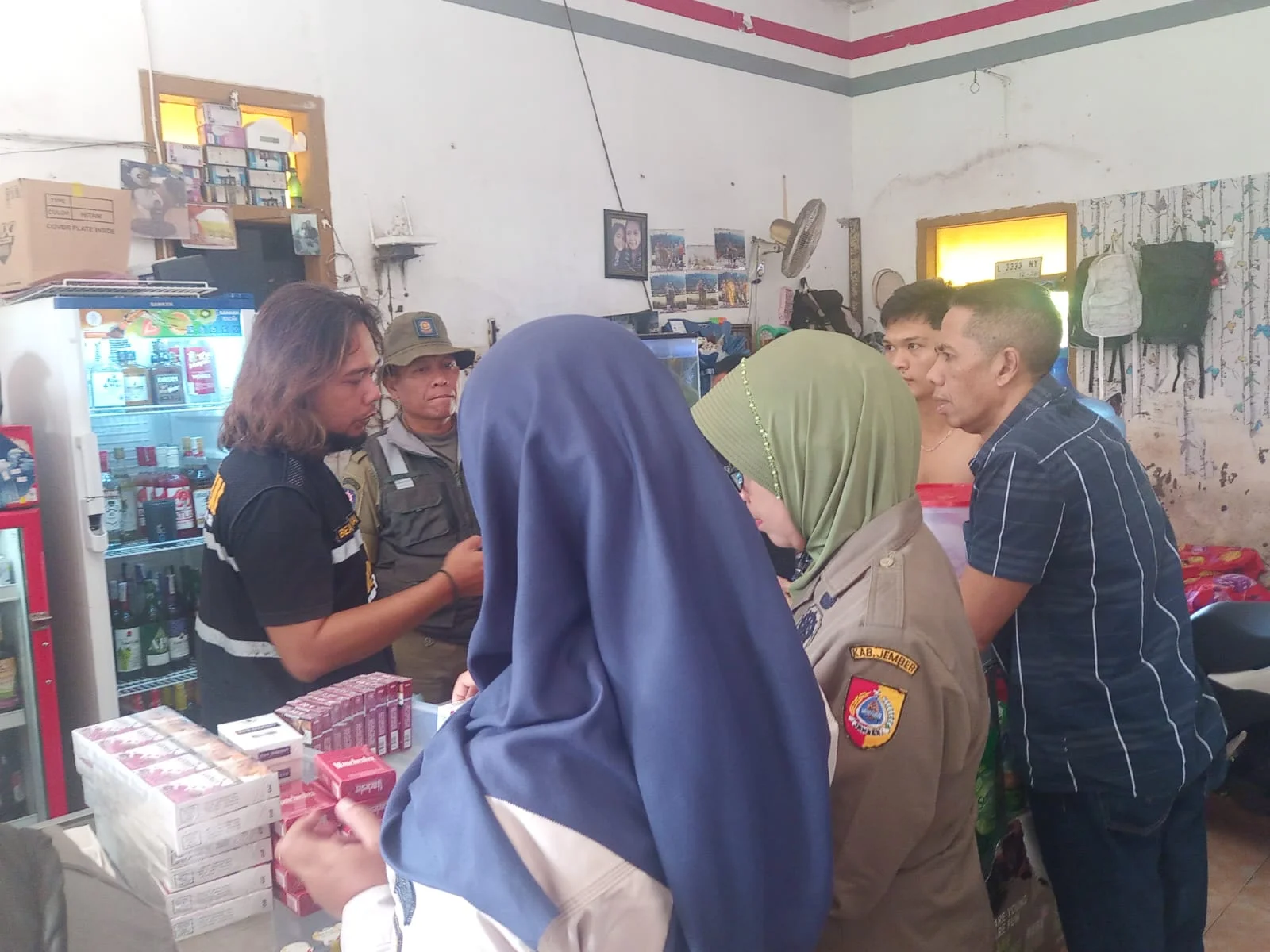 TERUS RAZIA: Sejumlah petugas saat merazia toko-toko kelontong, di sekitar Kecamatan Tanggul dan Sumberbaru, belum lama ini (19/6).