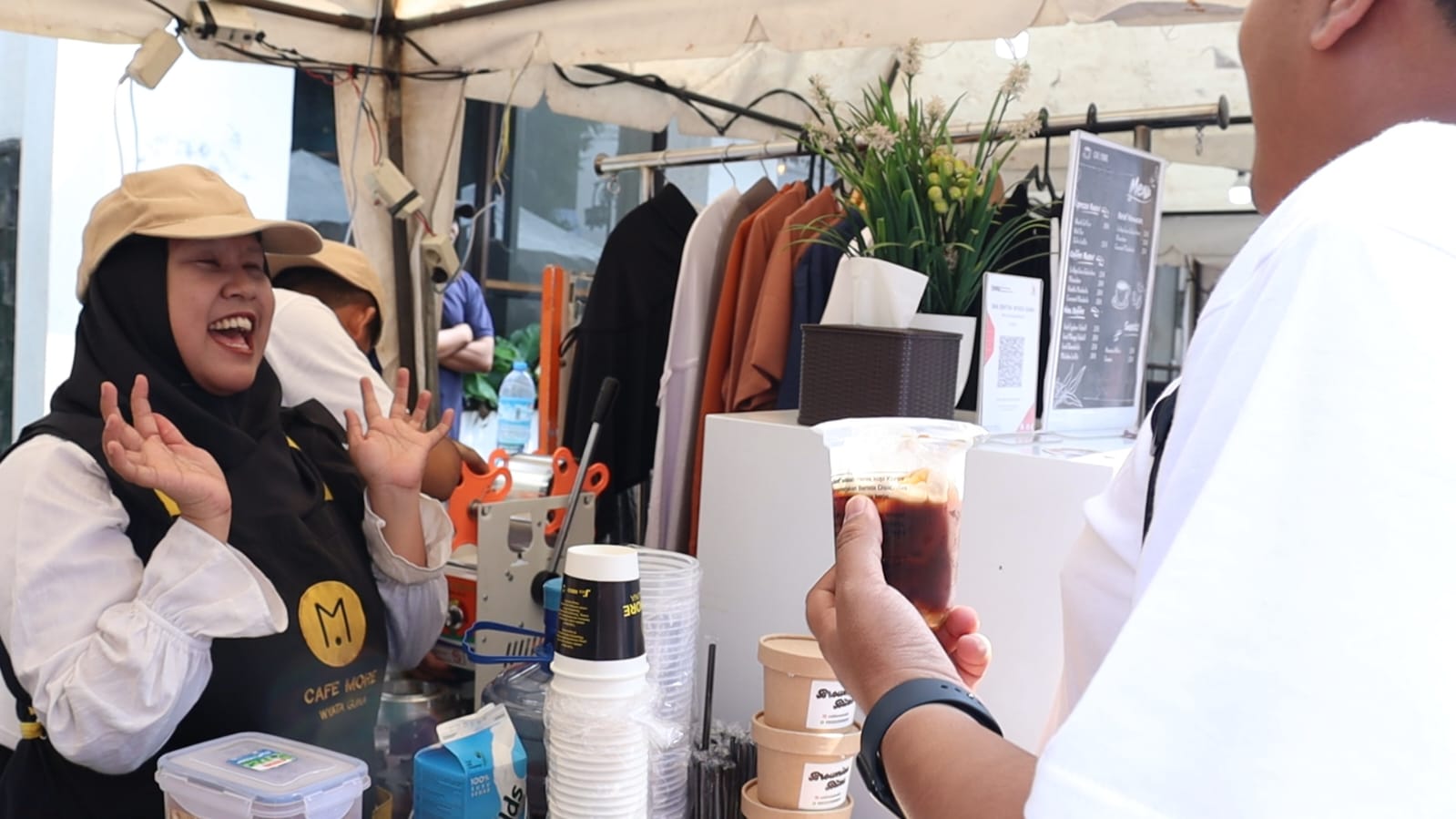 Barista penyandang disabilitas netra Cafe More Wyata Guna saat sedang melayani pelanggan yang datang ke Bazar Berdaya Bersama di Jalan Braga Bandung Jawa Barat, Sabtu (21/6/2025).