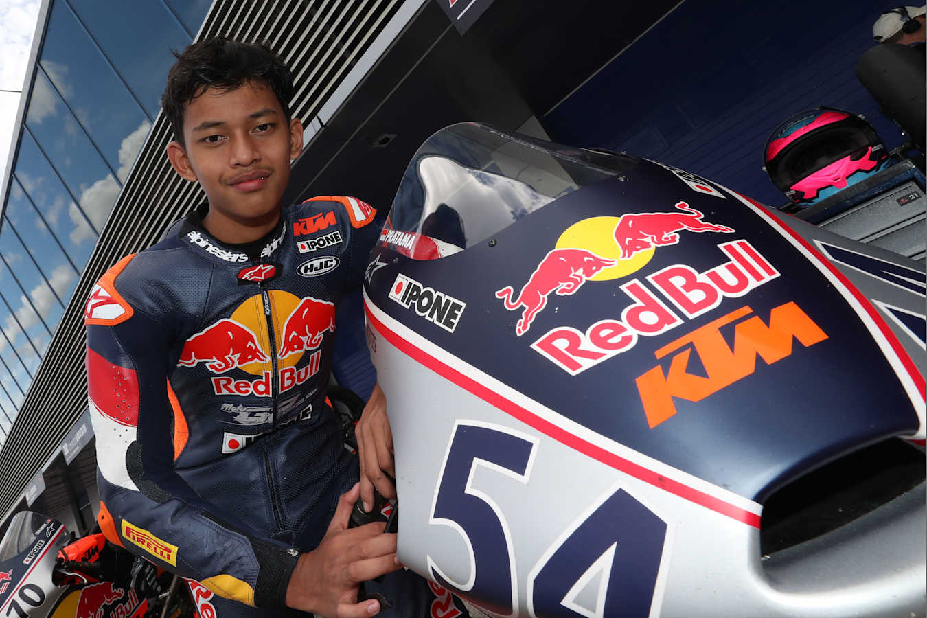 Veda Ega Pratama menjadi pembalap muda Indonesia pertama yang menang di Sirkuit Mugello, Itali, dalam Red Bull MotoGP Rookies Cup.