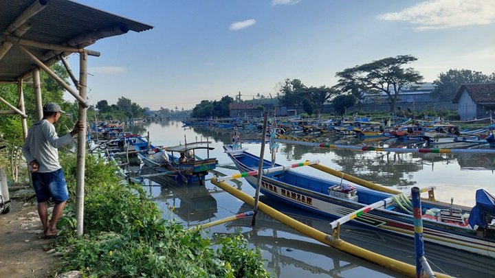 PILIH LIBUR: Suasana perahu dan jukung milik nelayan yang diperkir di sepanjang sungai Besini, Desa Puger Wetan, Kecamatan Puger karena ombak besar. (JUMAI/RJ)