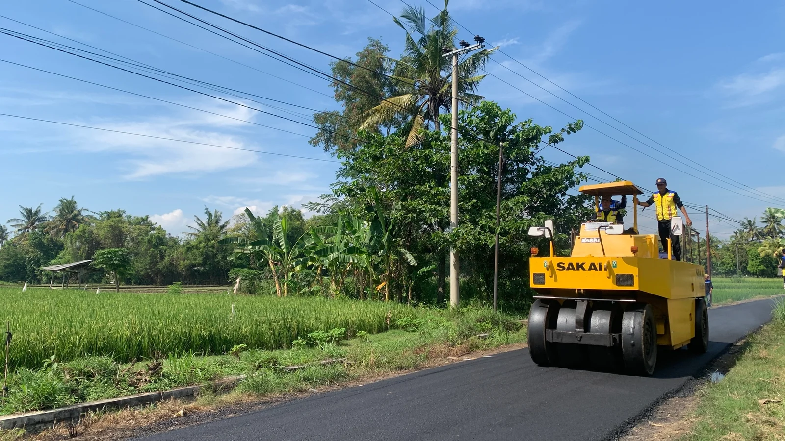 DIUJI: Sejumlah petugas melakukan trial pengaspalan jalan beberapa waktu lalu. (ILHAM/RJ)