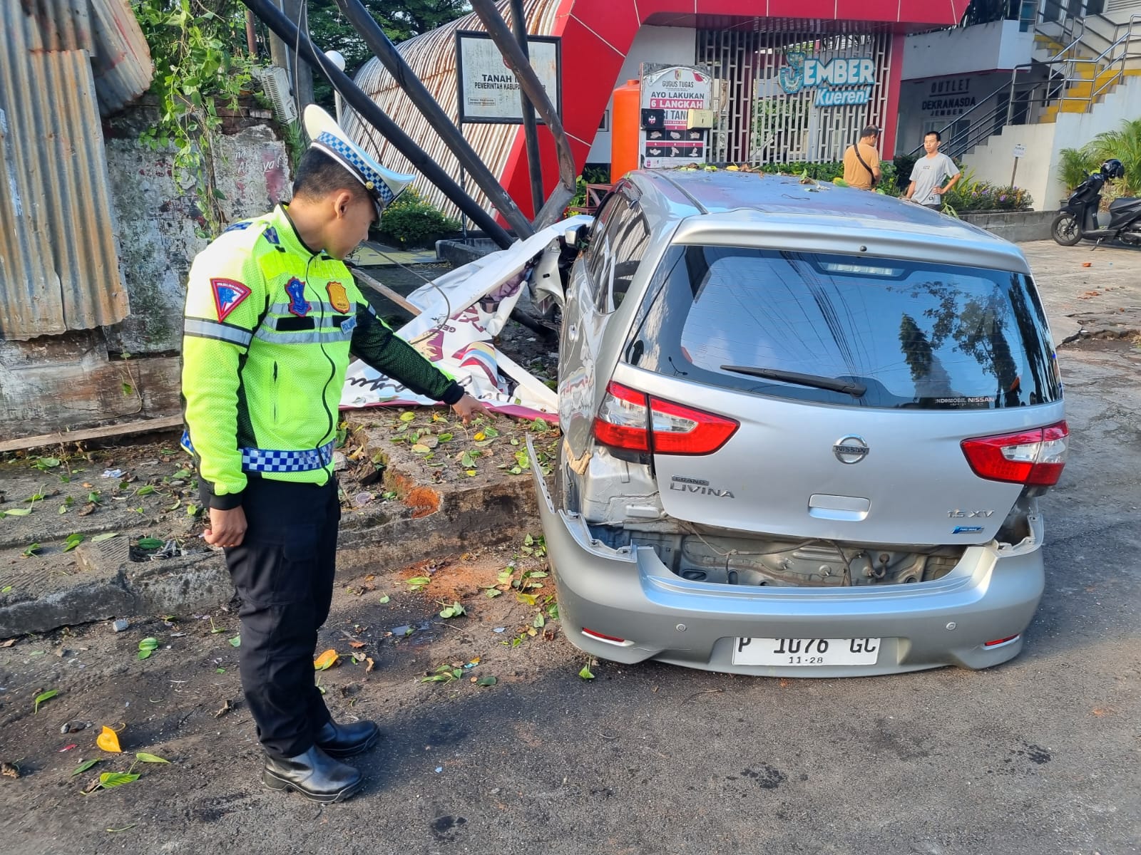 DATANGI LOKASI: Anggota Laka Satlantas Polres Jember saat mendatangi lokasi kecelakaan yang menimpa mobil Grand Livina yang disopiri Ali Susanto, warga Kaliwates pada Selasa (24/6) pukul 05.30.