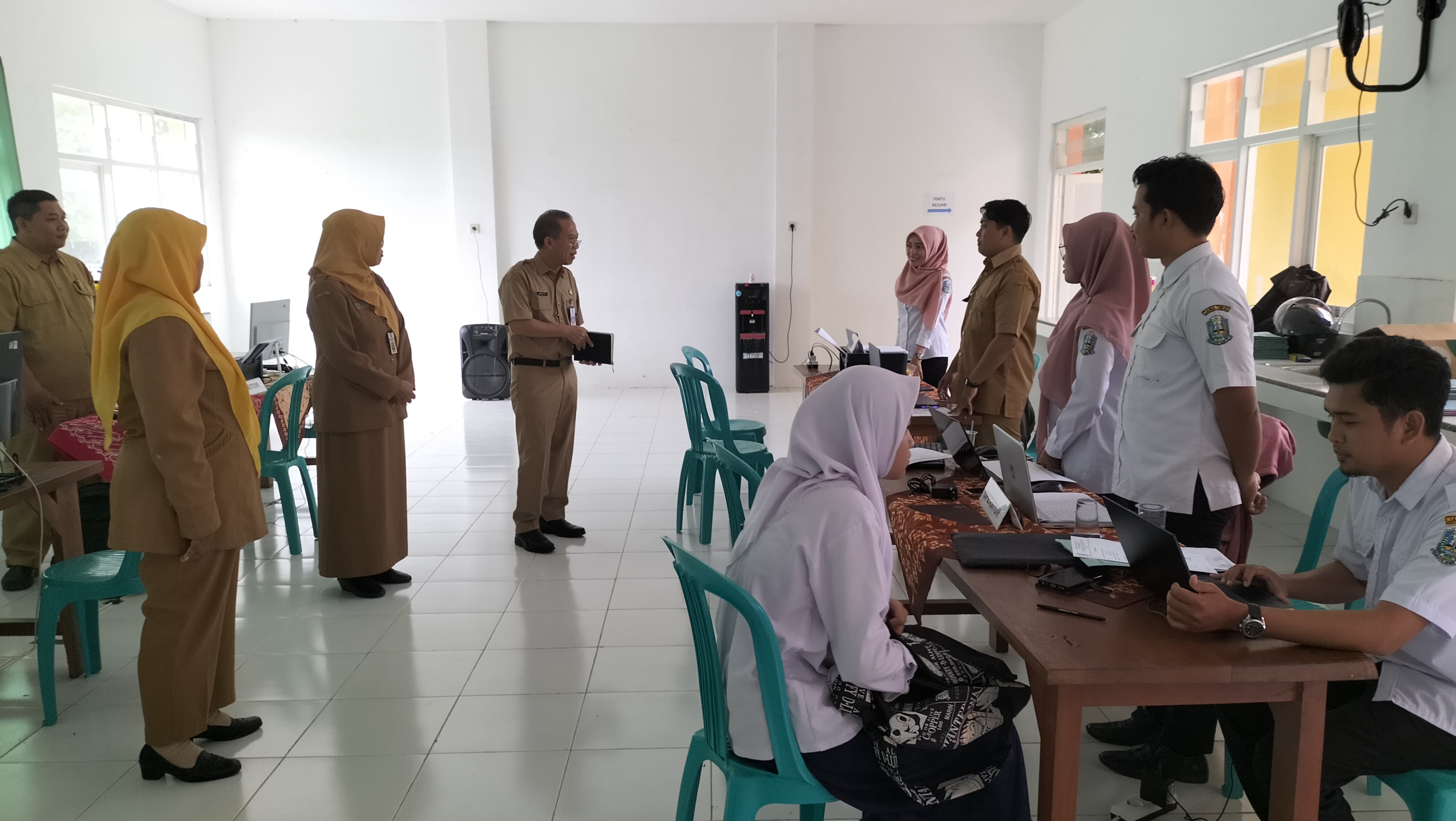 PANTAU: Kacabdin Jatim Wilayah Jember Sugeng Trianto tinjau langsung proses penerimaan murid baru di SMAN Mumbulsari beberapa waktu lalu.