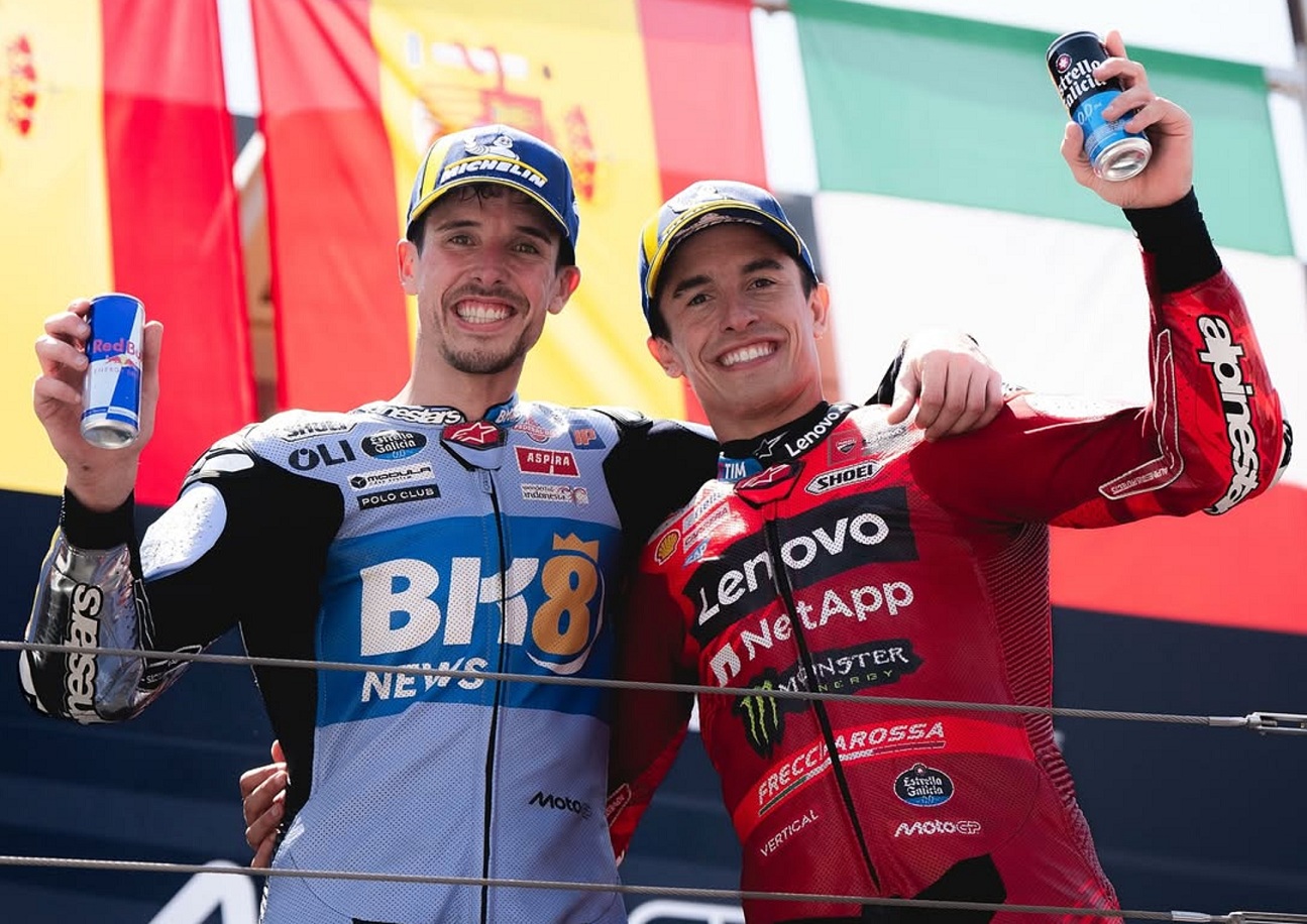 Marc Marquez dan adiknya, Alex Marquez, selebrasi di podium Sirkuit Aragon.