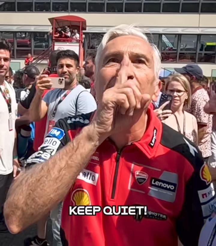 Davide Tardozzi, saat meluapkan kekesalan kepada penonton di tribun yang mencemooh Marc Marquez, di Mugello.