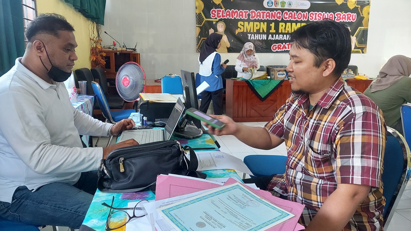 HARI TERAKHIR: Orang tua calon siswa mendaftar jalur domisili di SMPN 1 Rambipuji, Rabu (25/6) pagi.