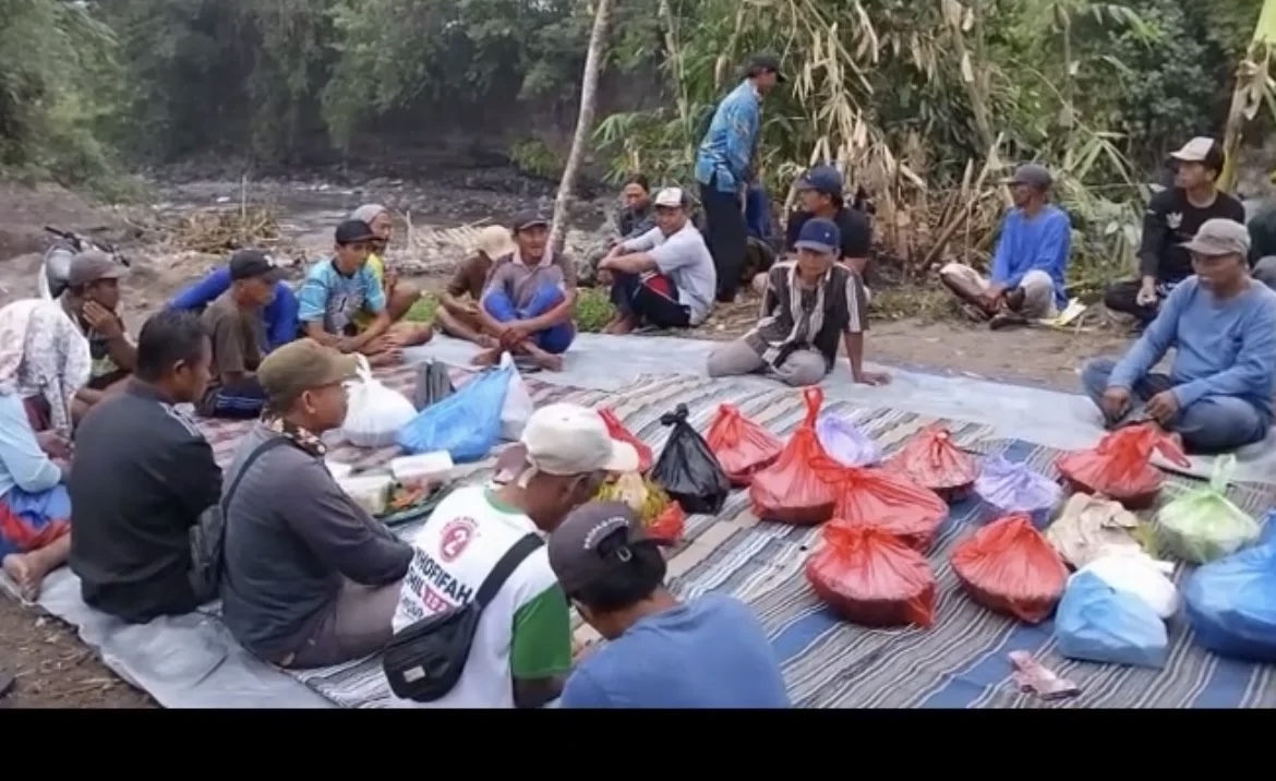 Warga Tempeh menggelar tasyakuran paska membuat bendungan sungai untuk mengaliri sawah.