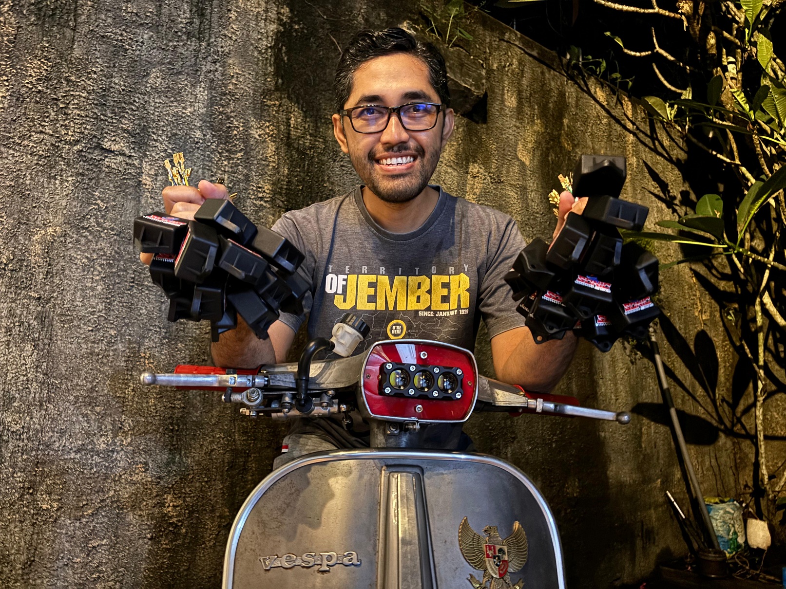 KREATIF: Agus Sakti menunjukkan CDI yang diproduksinya di halaman rumahnya, Sumbersari, kemarin. Ini bagian komponen atau spare part sepeda motor yang sudah tembus pasar luar negeri.