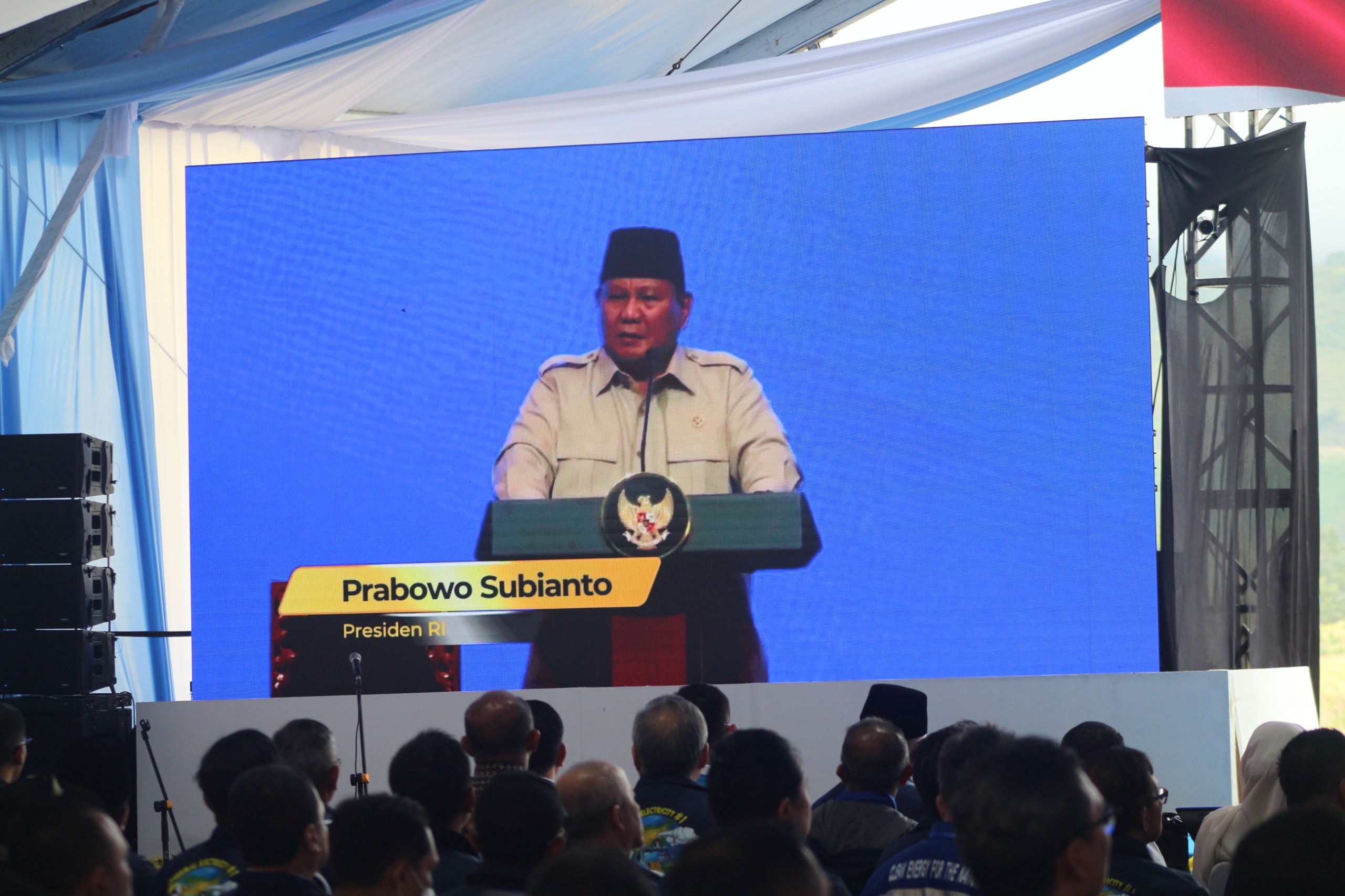 MENYIMAK: sejumlah pejabat saat fokus mendengarkan pidato dari Presiden RI, Prabowo Subianto, kamis (26/6), (FAQIH/RJ)