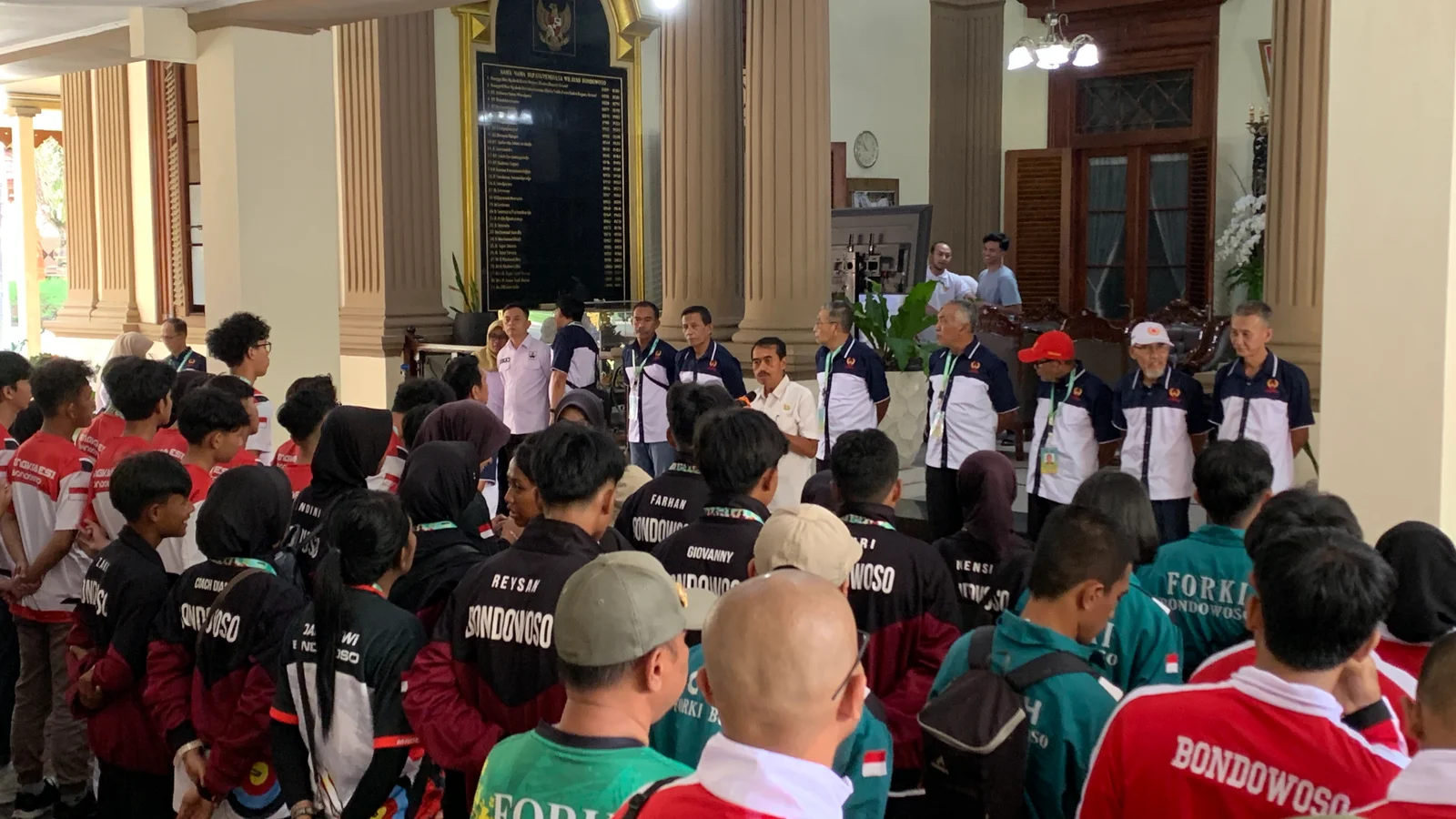 COMPANG-CAMPING: Ratusan atlet Bondowoso tak memiliki seragam atau jersey resmi kontingen ketika hendak berangkat menuju Porprov 2025 di Malang Raya. Kemarin, mereka dilepas secara simbolis di Pendapa
