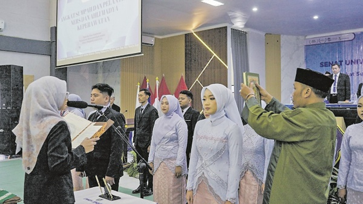 BERI SAMBUTAN: Dekan Fakultas Ilmu Kesehatan Unmuh Jember Sri Wahyuni memandu angkat sumpah dan Yudisium di Aula Ahmad Zainuri, Kamis (26/6/2025).
