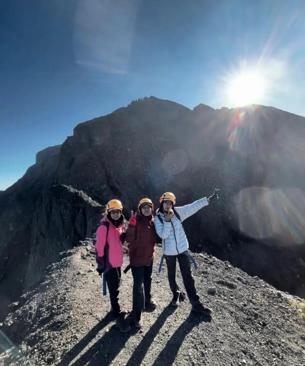 TAMPAK INDAH: Sejumlah pendaki saat menikmati pemandangan gunung raung sebelum masuk level waspada. (FAQIH/RADAR IJEN)