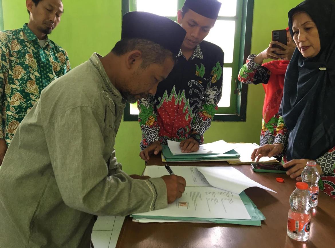 DATANGI KUA: Seorang wakif melakukan bukti penyerahan tanah wakaf kepada salah satu yayasan di Lumajang. (ALI FOR RAME)