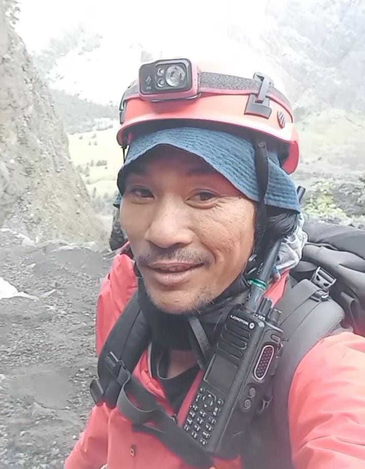 Agam Rinjani, salah satu relawan, saat proses evakuasi jenazah Juliana Marins, pendaki asal Brasil, di tebing Gunung Rinjani.