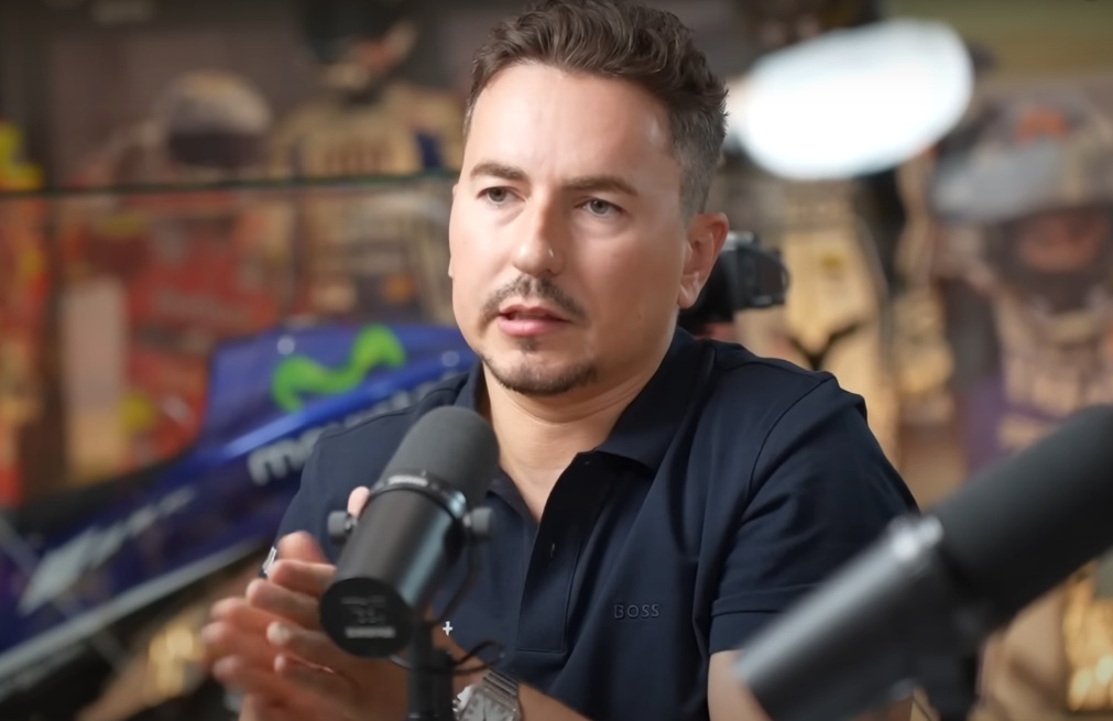 Mantan juara dunia MotoGP, Jorge Lorenzo, dalam sebuah podcast menyebut Marc Marquez tak seagresif biasanya, justru Bagnaia yang lebih menyerang.