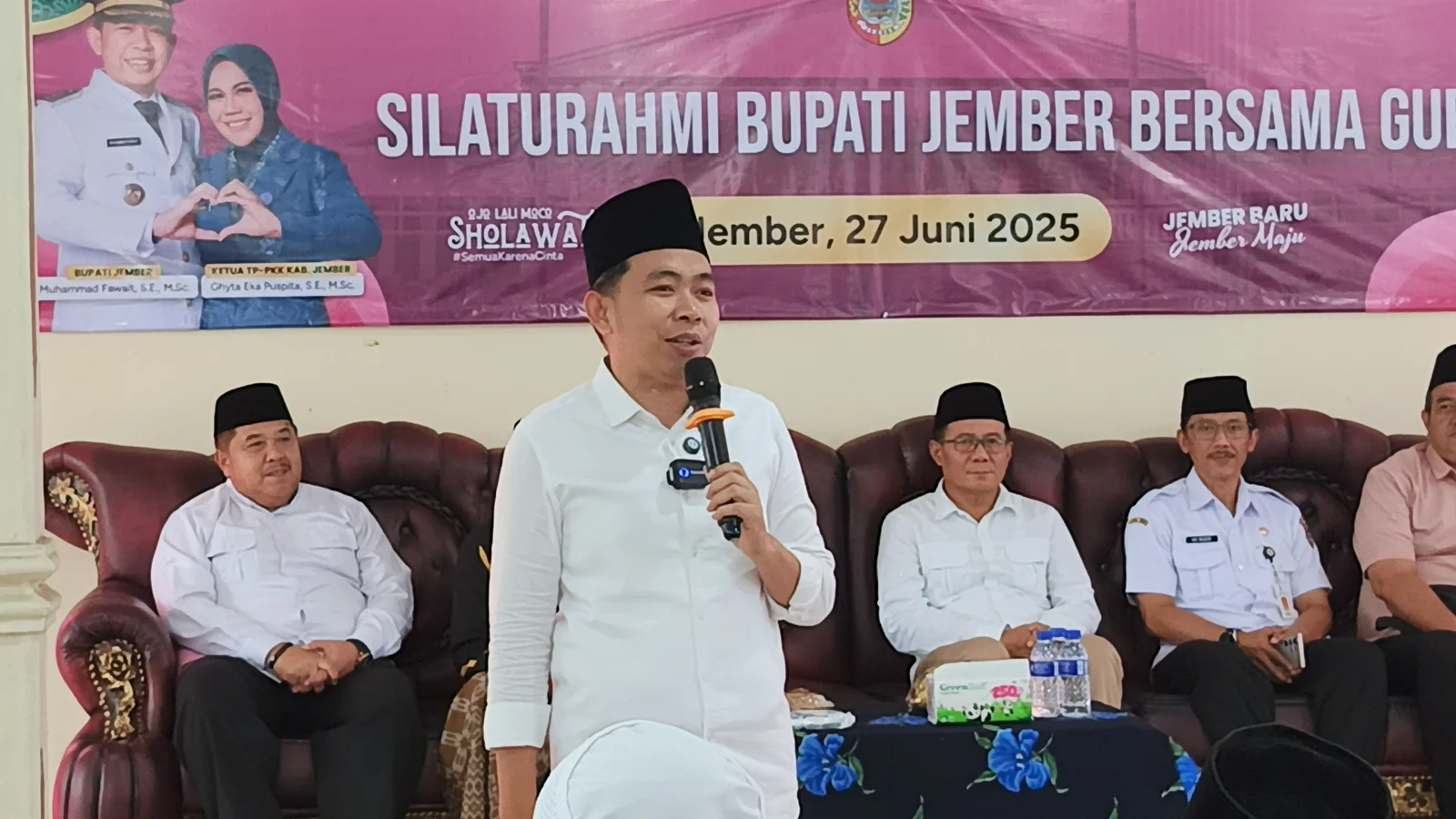 TEMUI PARA ULAMA: Bupati Fawait (kiri) menyapa guru ngaji saat tiba di Balai Desa Sempolan, Kecamatan Silo, kemarin (27/6/2025).