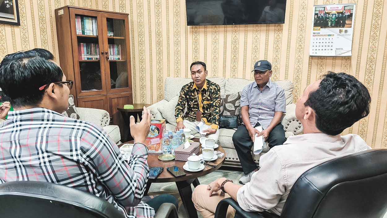 WADUL: Leo Artha Pranata, sopir ambulans Puskesmas Arjasa, dan Satrali, sopir ambulans Puskesmas Silo 2, mengadu kepada anggota DPRD Jember lantaran belum menerima gaji sejak Januari, (26/6/2025).