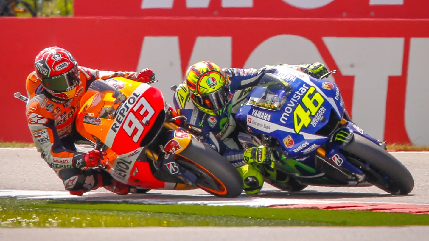 Marc Marquez ketika membela tim Repsol Honda, bersaing dengan Valentino Rossi di lintasan, beberapa tahun lalu.