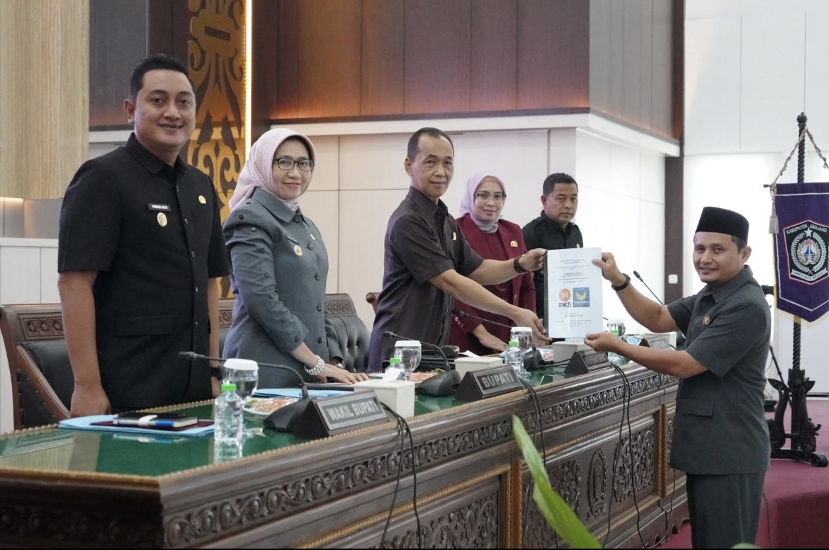 JELASKAN: Juru bicara Fraksi Nasdem-PKS Arif Wijayanto saat menyampaikan pandangan umum fraksi saat rapat paripurna, kemarin. (ATIEQSON MAR IQBAL/RAME)