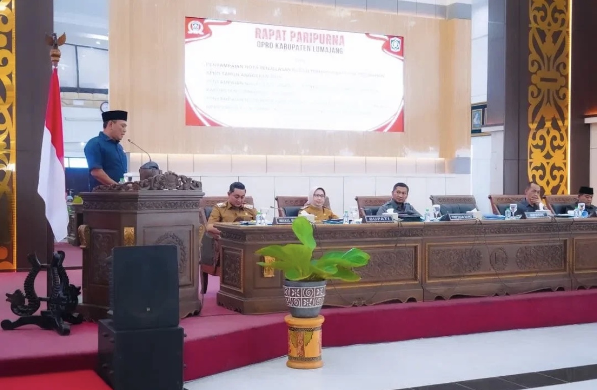 SAMPAIKAN: Ketua Badan Pembentukan Peraturan Daerah (Bapemperda) DPRD Lumajang Awaluddiin Yusuf saat menyampaikan alasan pengajuan raperda fasilitasi dan pengembangan pesantren. (ATIEQSON MAR IQBAL/RA