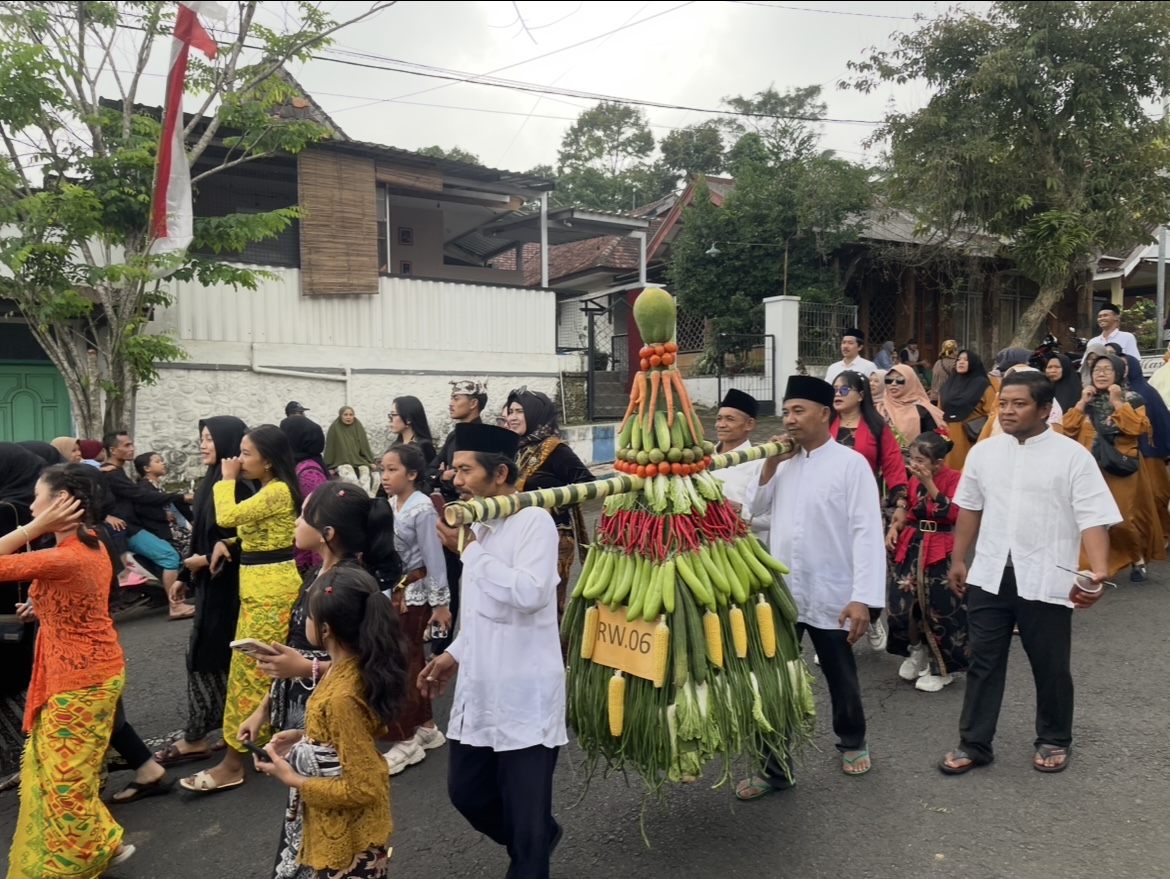 DIARAK: Warga Desa Senduro mengarak jolen dari Pura Mandara Giri Semeru Agung menuju Kantor Kepala Desa Senduro untuk memperingati bulan suro, kemarin. (ADE APRYANIS/RAME)